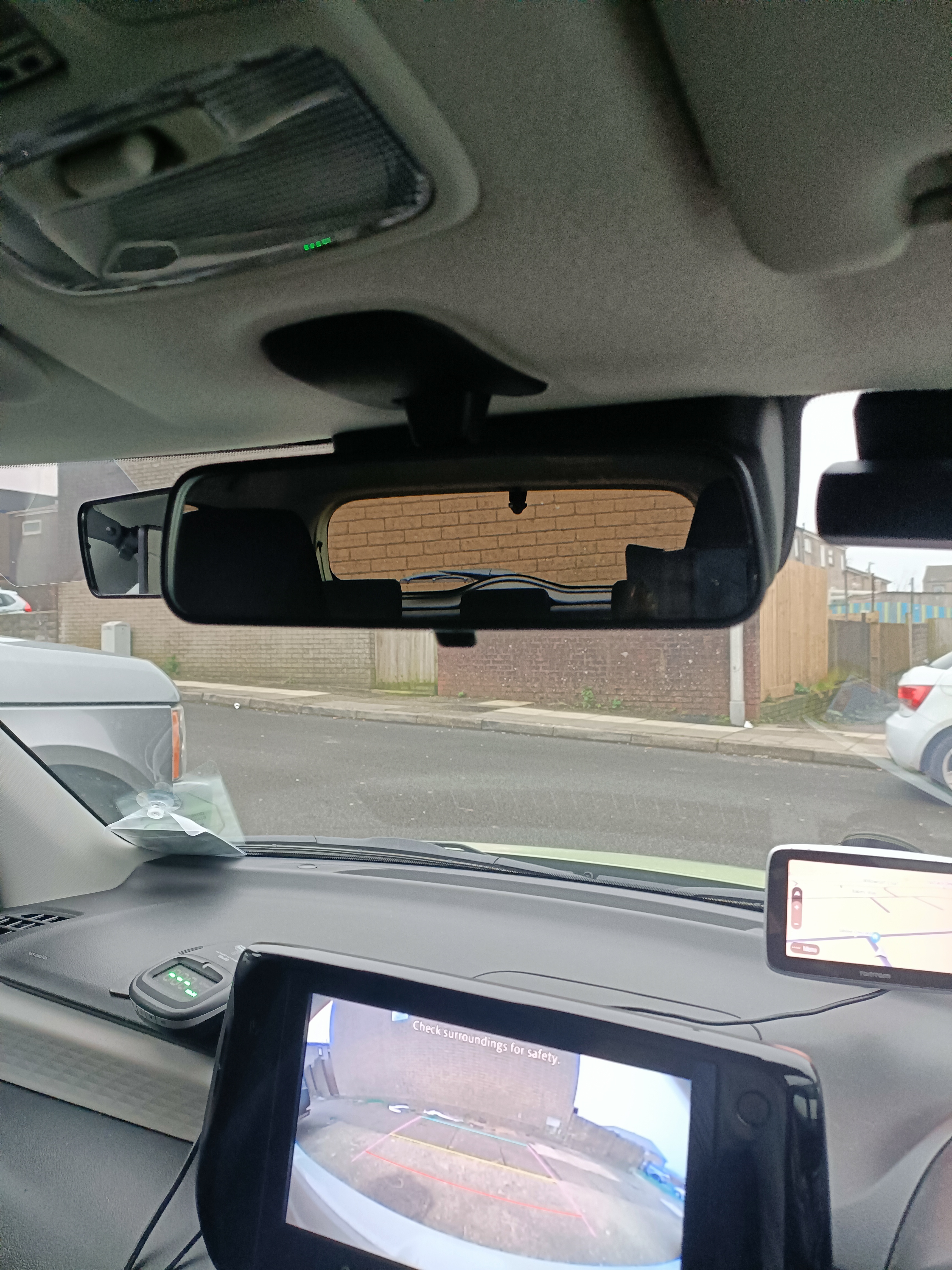 Interior rear‑view mirror with reversing camera display while manoeuvring Interior rear‑view mirror with reversing camera display while manoeuvring