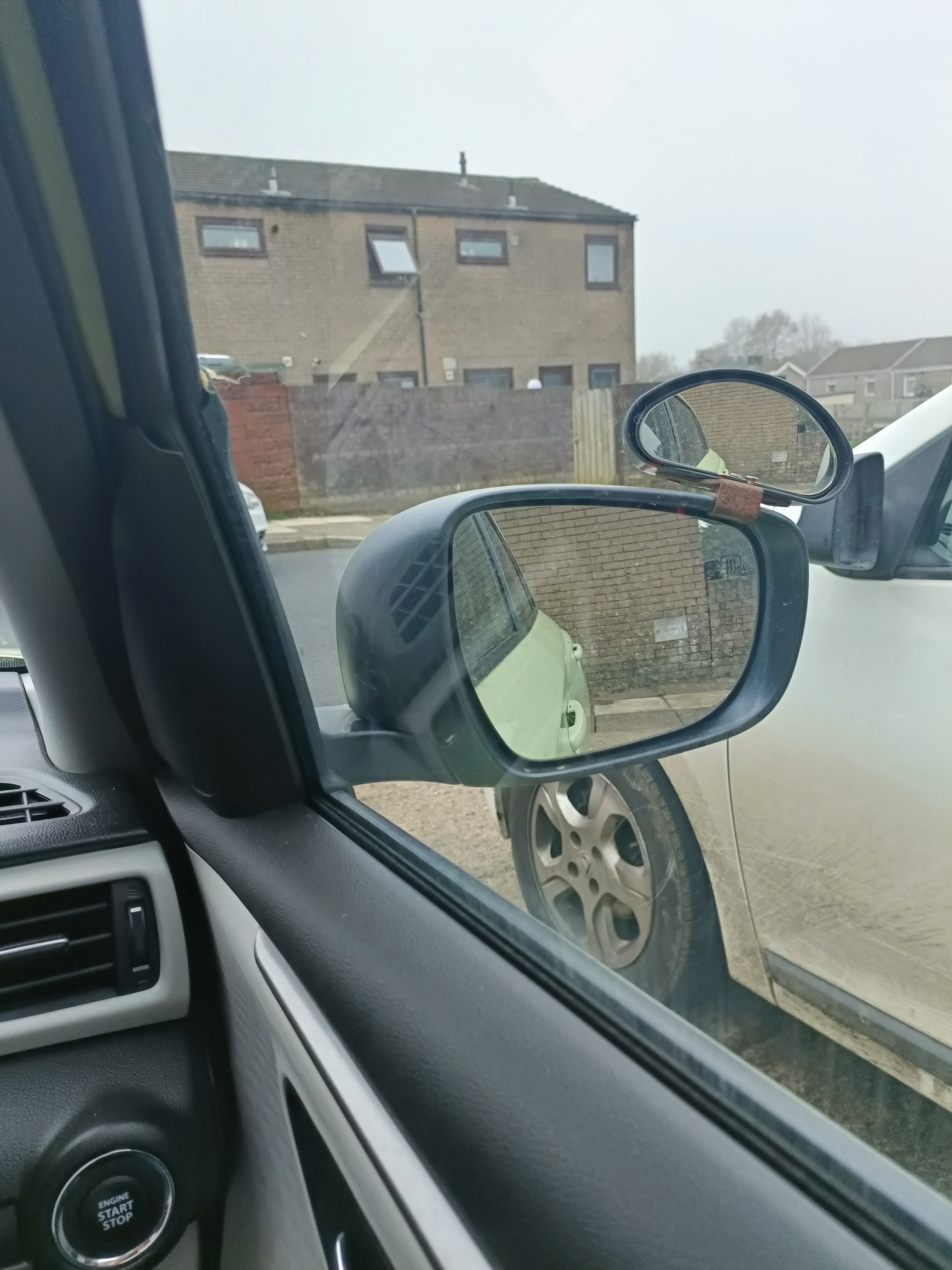 Driver’s side mirror showing the view along the right side of the car Driver’s side mirror showing the view along the right side of the car