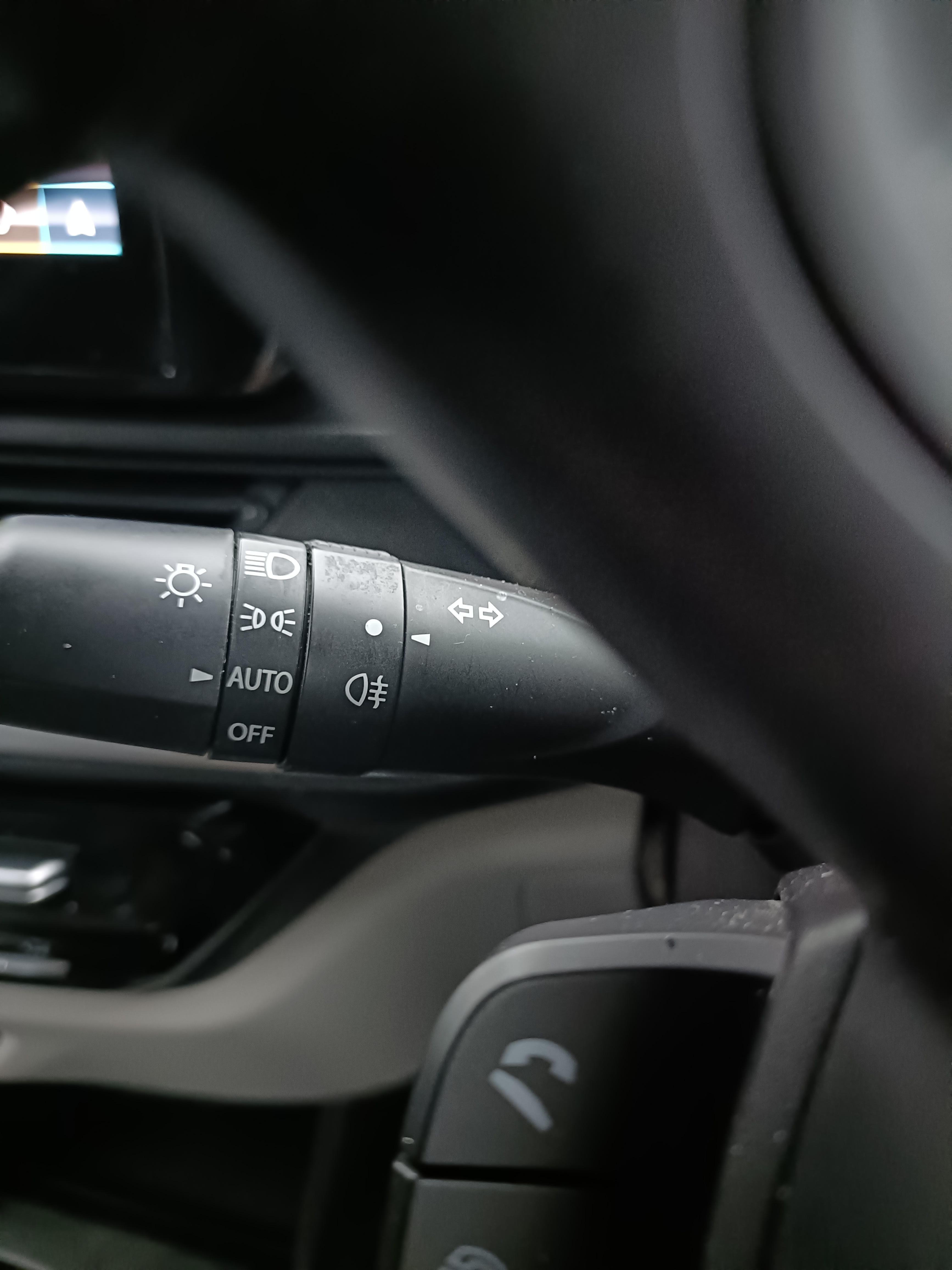 Indicator stalk showing headlight controls for main beam, dipped beam, auto lights and fog lights Indicator stalk showing headlight controls for main beam, dipped beam, auto lights and fog lights